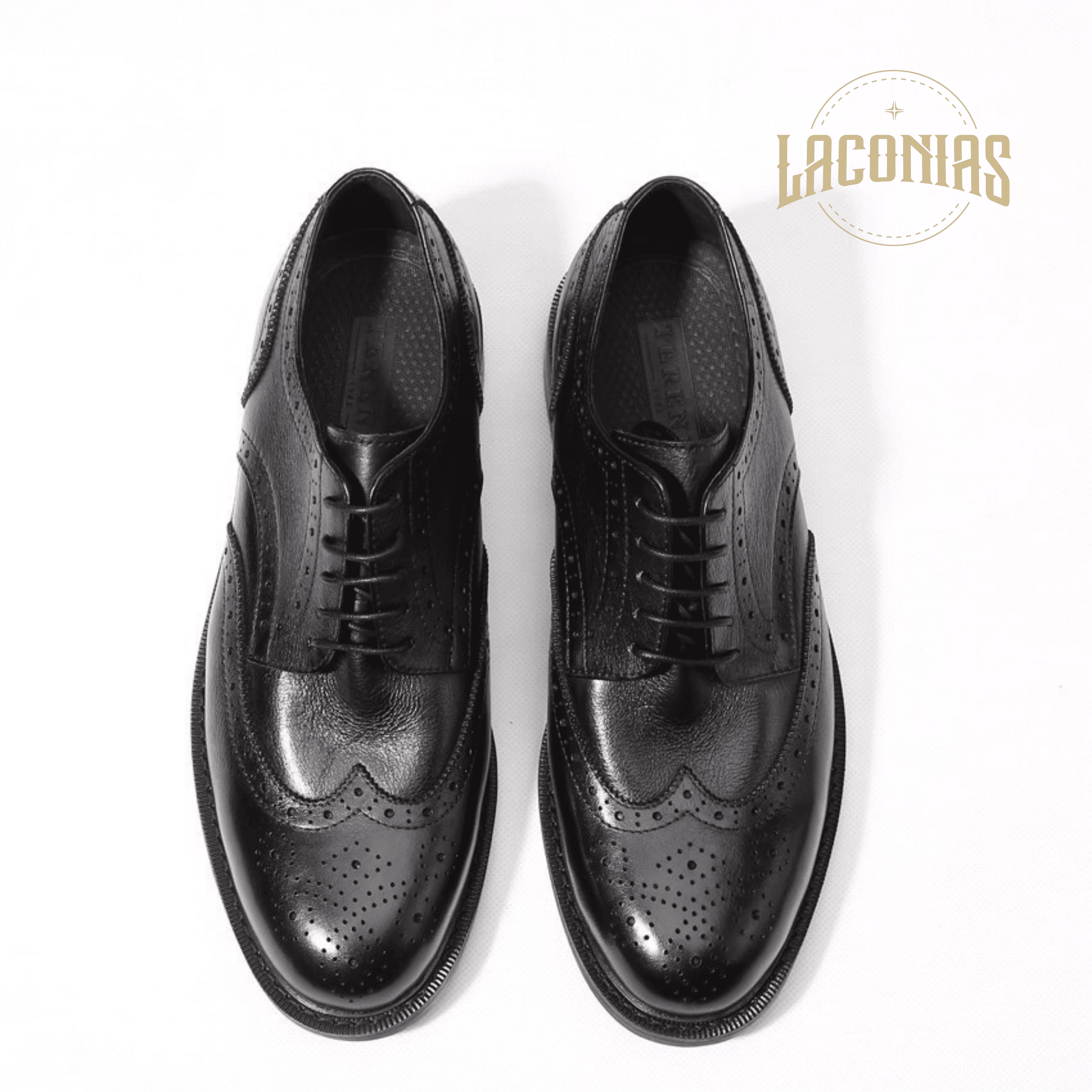 Carved trendy leather shoes