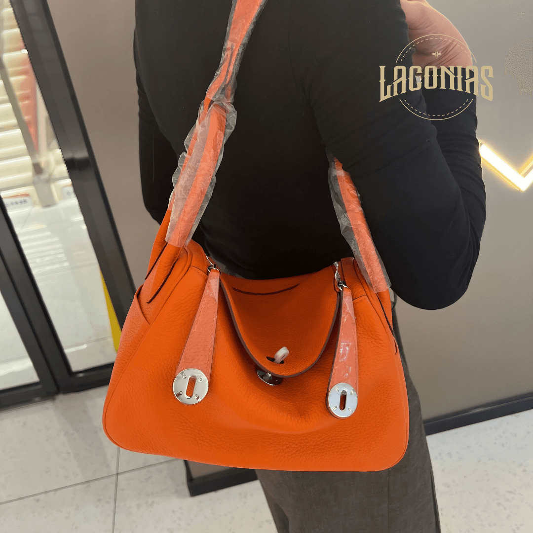 One-shoulder commuting bag — showcase 6