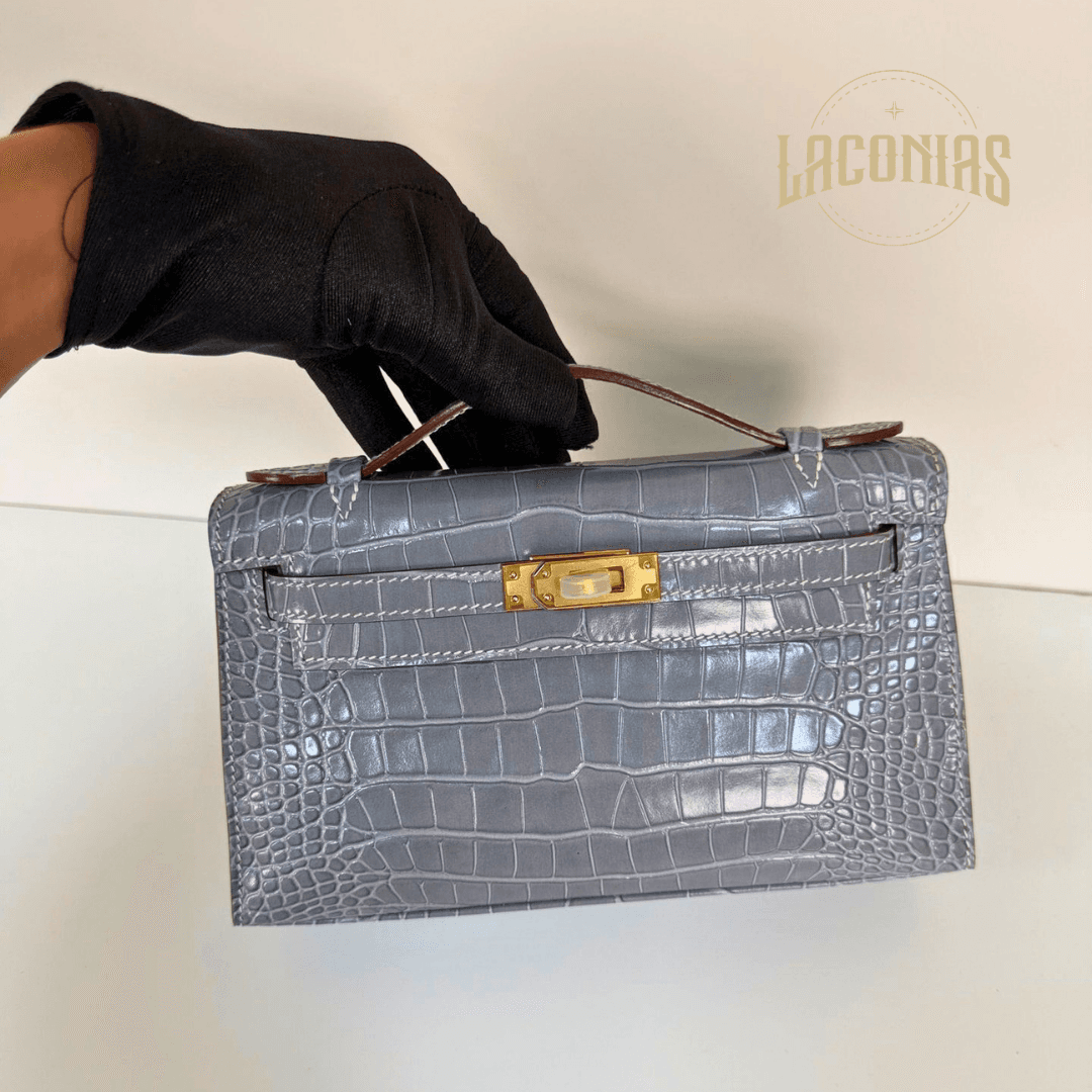 Crocodile pattern light luxury style handbag — showcase 3